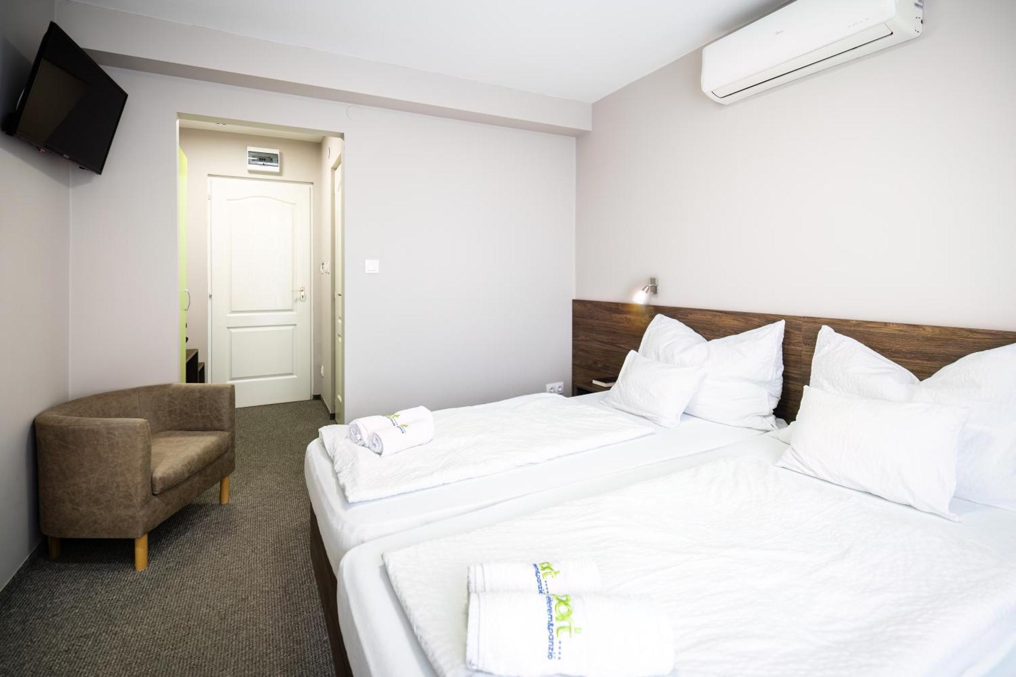 Port Etterem&Panzio Bed & Breakfast Balatonmariafurdo Exterior photo