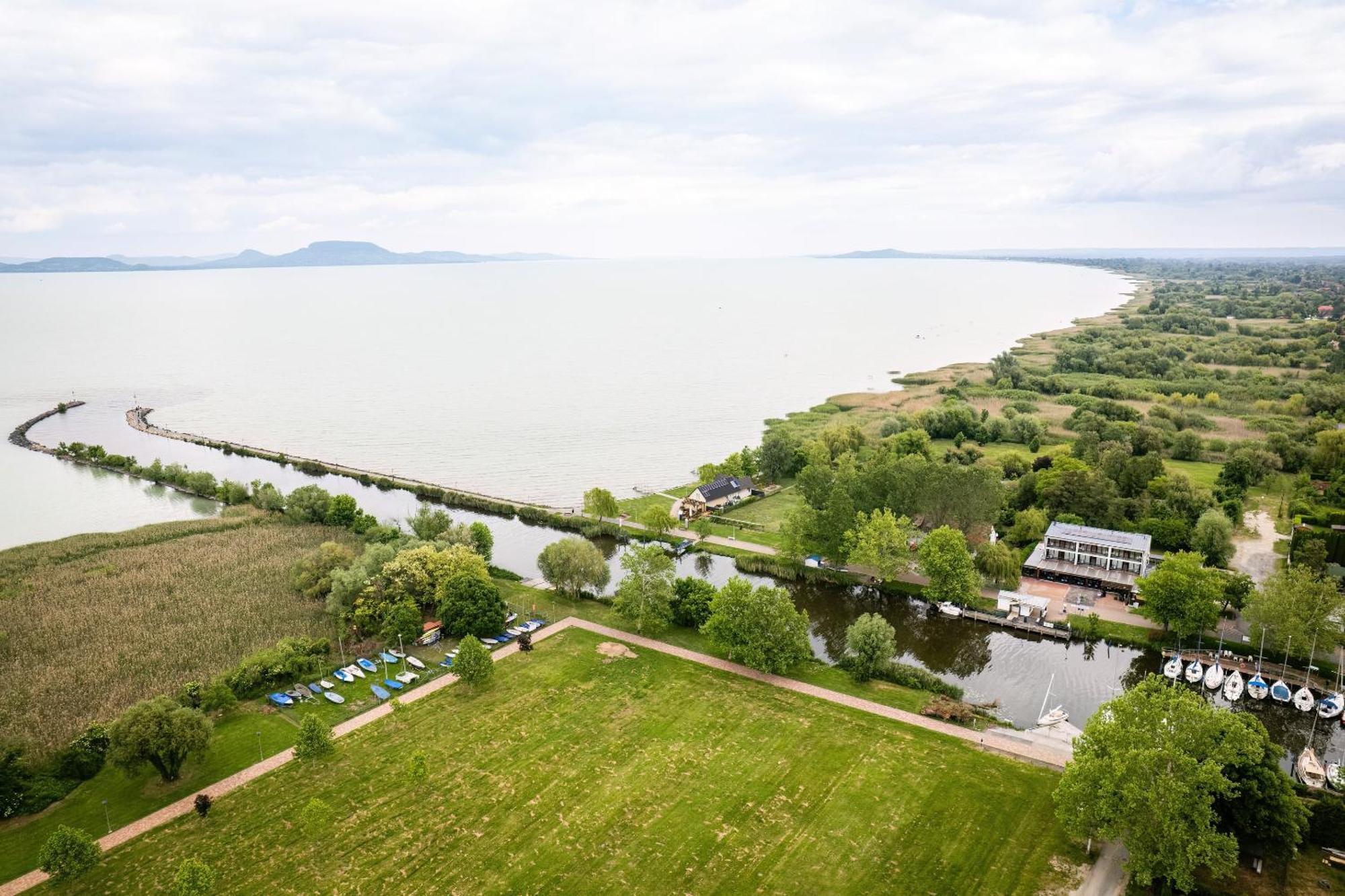 Port Etterem&Panzio Bed & Breakfast Balatonmariafurdo Exterior photo